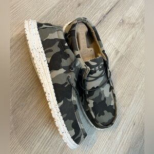 Heydude men’s size11 slip-ons